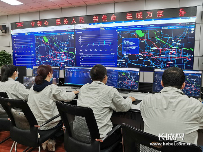 供热管理中心工作人员实时监测全市供热情况。长城网记者 周亚彬 摄