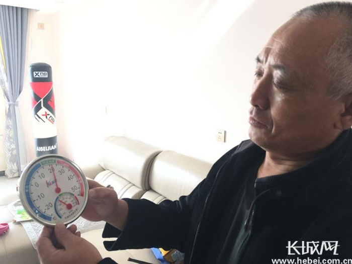 当天上午11时，阳光清城小区居民王中伟家中的温度已达到22度。长城网记者 卢婉凤 摄