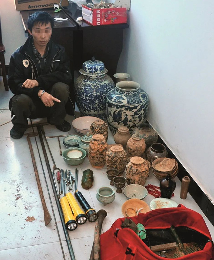 2010年7月，四川青神县公安局成功破获一盗墓团伙案，缴获、追回明代文物102件以及盗墓作案工具。盗墓贼在指认所盗文物。摄影/本刊记者 刘忠俊