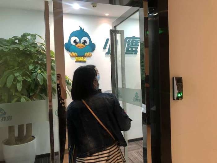 房东和租客在小鹰找房广州办公室商讨解决办法。&nbsp; &nbsp; 受访者供图