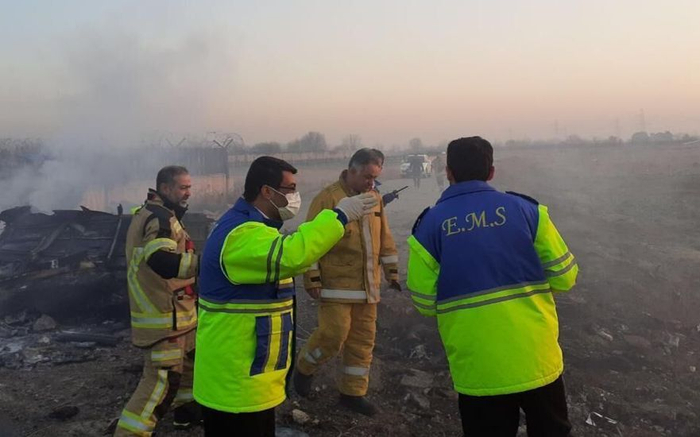 ▲救援人员在乌克兰客机坠毁现场救援。图片来源：新京报网