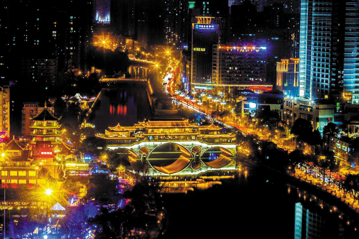夜晚的锦江灯光旖旎，流水潺潺