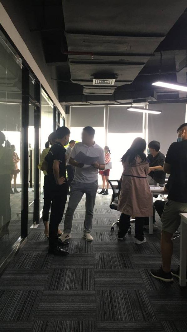 房东和租客在小鹰找房广州办公室商讨解决办法。 &nbsp;受访者供图