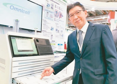 台北医学大学附属医院院长陈瑞杰在介绍智能药品库存管理系统。 　　陈雨鑫摄