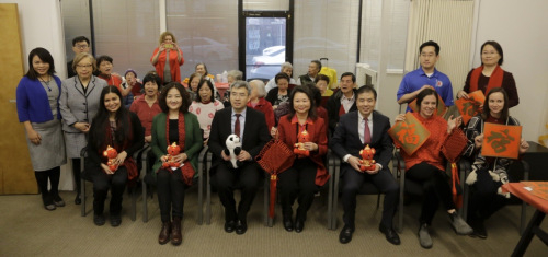 黄于纹(前排左四)感谢总领馆一行在春节前夕送祝福。(美国中文网/邱洪辉 摄)