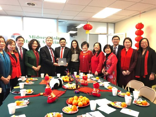 区长卢汉士(左六)宣读市政府声明。(美国中文网/邱洪辉 摄)