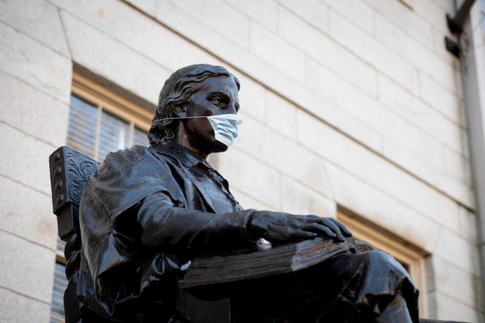△戴口罩的哈佛铜像 （ 图片来源：学校官网）