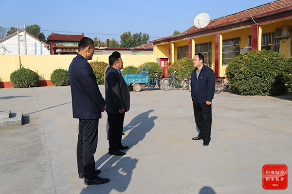 图为关鲁（右一）深入村庄走访调研，向干部群众了解有关情况。（齐河县纪委监委供图）