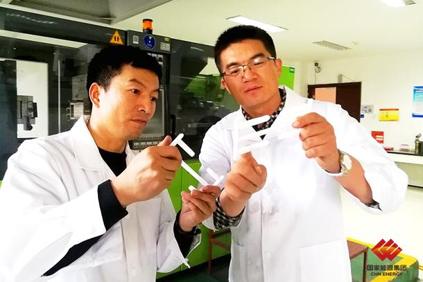 图为研发人员正在查看低VOC聚甲醛注塑样条