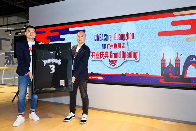 （NBA中国副总裁童开申先生向滔搏国际副总裁田忠先生送上马布里亲笔签名球衣）