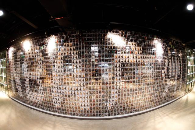 （由NBA帕尼尼球星卡拼接而成的NBA广州卡墙）