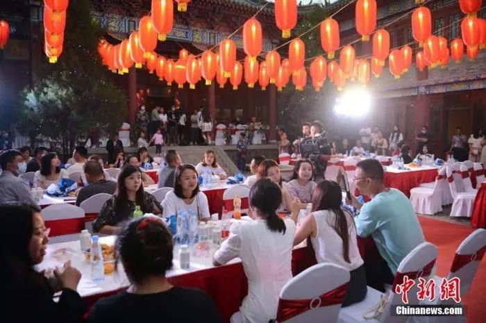 资料图：相亲会现场。 中新社记者 刘文华 摄