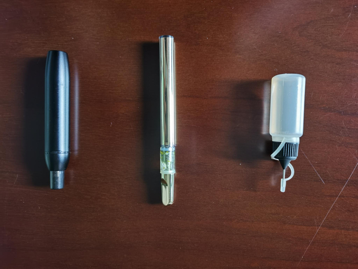 大麻电子烟及烟油。 《等深线》记者 倪兆中 摄