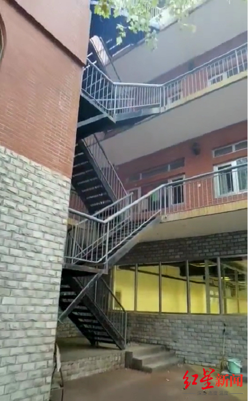 ▲小田坠亡的小学部建筑共四层高