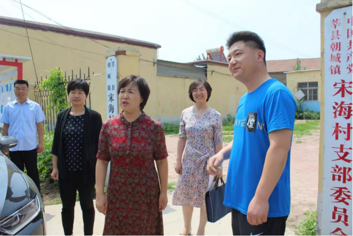 莘县委常委、统战部部长孙孟花在调研民族村居