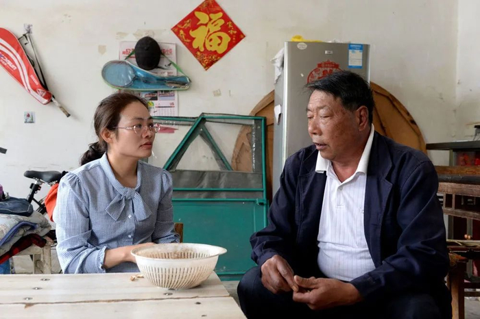 王萌萌（左）在安徽滁州西孔村的农户家中走访。新华社发（黄博涵 摄）