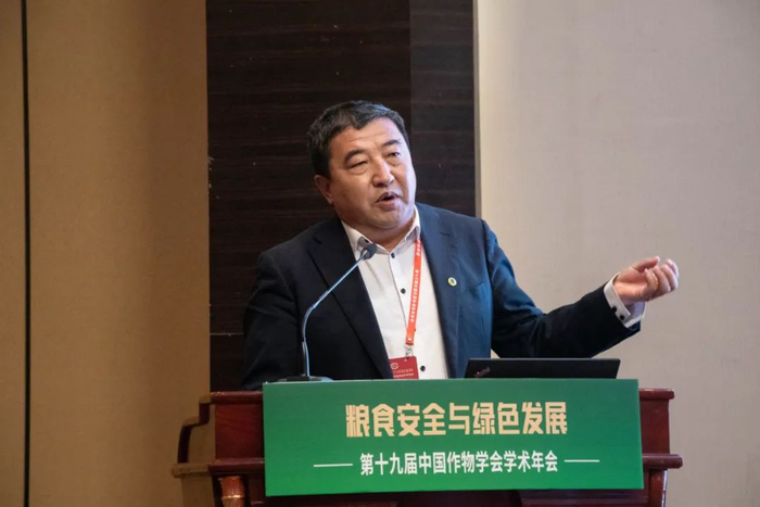 ▲解保胜作报告（杨梓枫 摄）