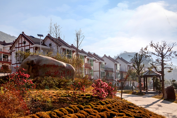 上图为岭炳洋村旧址，下图为整村搬迁后的岭炳洋村新貌。