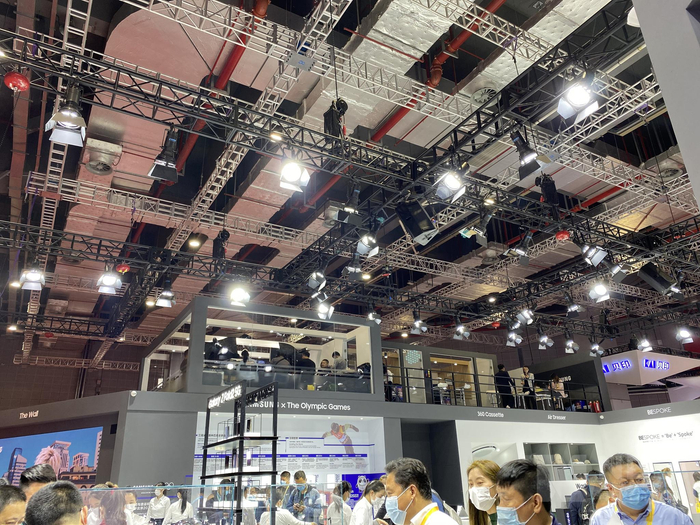 韩国三星在展台二楼搭建了专门的直播间 每经记者 舒冬妮 摄