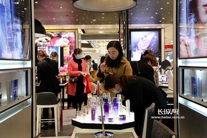 “双十一”当天，石家庄市新百广场人流量较大。长城网记者 张晨光 摄