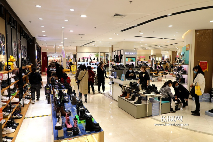 “双十一”当天，石家庄市新百广场人流量较大。长城网记者 张晨光 摄