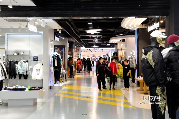 “双十一”当天，石家庄市新百广场人流量较大。长城网记者 张晨光 摄