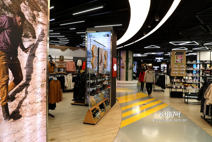 “双十一”当天，石家庄市新百广场人流量较大。长城网记者 张晨光 摄