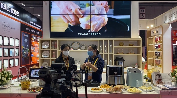 美国康宁展台正在进行直播 每经记者 舒冬妮 摄