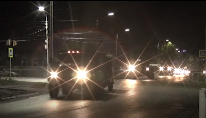 俄军维和部队在夜间行进，前往纳卡接触线。