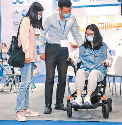 　　观众在体验适老化辅具。 　　保利锦汉展览供图