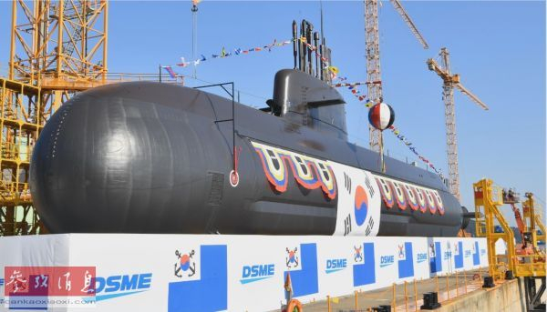 资料图片：下水仪式上的“安武”号潜艇。（韩联社）