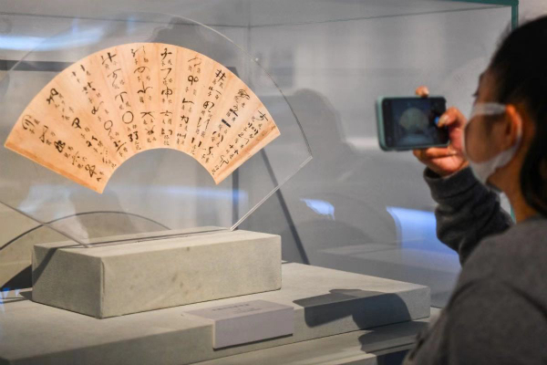 图为展览现场的“军粮经纪密符扇”。（资料图）