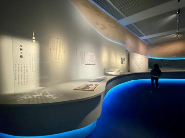 图为运河造型的展览现场。柴雅欣 摄