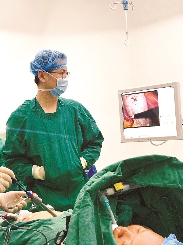 手术台上李伟思