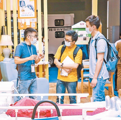 　　观众在康复护理产品展示区倾听工作人员讲解。 　　保利锦汉展览供图