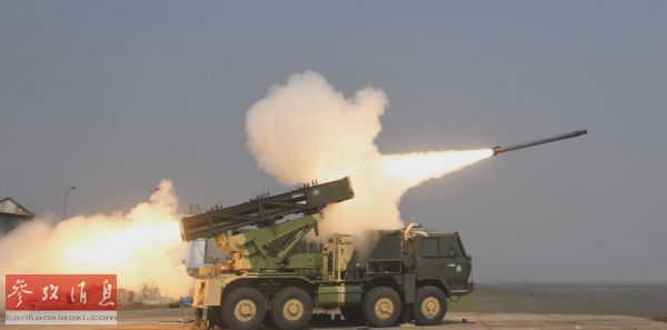 资料图片：印度“皮纳卡”火箭炮在进行试射。（印度国防研究和发展组织网站）