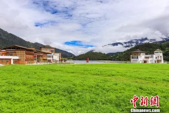 图为风景如画的国际旅游小镇鲁朗。鲁朗景区管委会供图