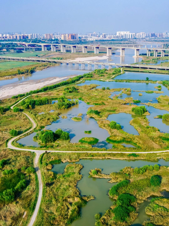 ▲ 西安，大桥横跨渭河。摄影/张永锋