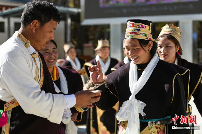 图为民众互敬青稞酒，欢度工布新年。  何蓬磊  摄