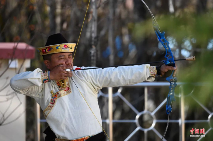 图为2019年11月，巴宜区通麦村村民进行射响箭比赛，欢度工布新年。何蓬磊 摄