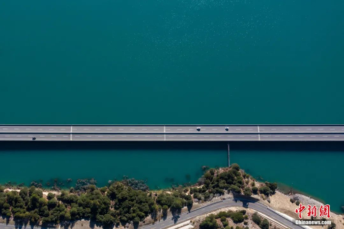图为林芝市境内的拉林高等级公路多布特大桥路段被誉为西藏“最美水上公路”。  何蓬磊  摄