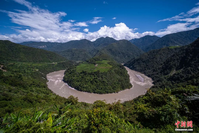 图为雅鲁藏布江在墨脱县德兴乡境内形成大拐弯。何蓬磊  摄