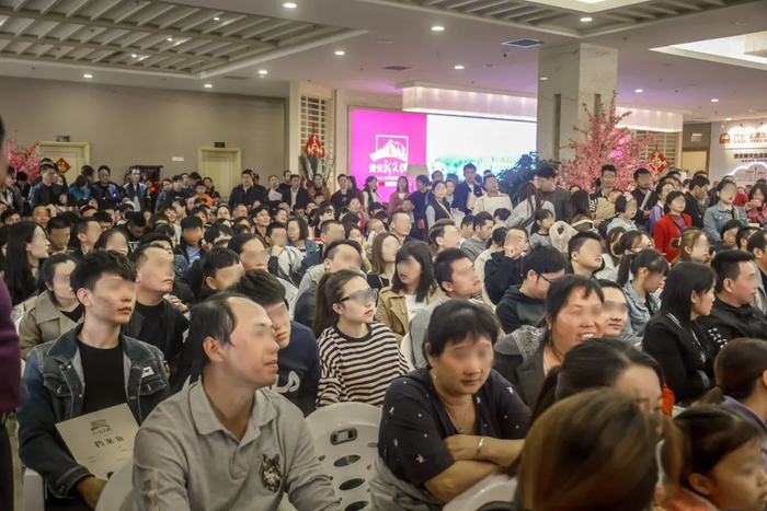 △贵安新天地售楼中心人气旺 左右滑动查看更多