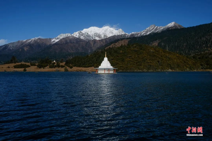 图为风景如画的国际旅游小镇鲁朗。何蓬磊 摄