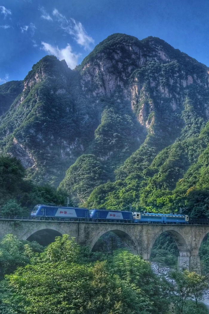 ▲ 列车穿行在“新蜀道”宝成铁路秦岭段。 摄影/王璐