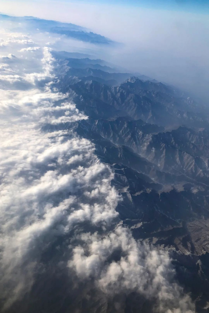 ▲ 前两天刷屏的一张秦岭航拍图，事实上是秦岭挡住了暖湿气流北上，有云的一侧才是南方。俯瞰秦岭云雾，才能感受到“云横秦岭家何在，雪拥蓝关马不前”的气魄。 摄影/闫世龙