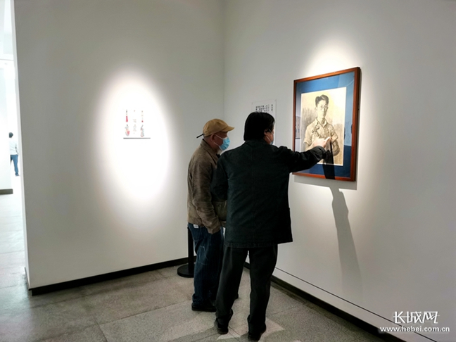 专家学者近距离解读艺术作品。长城网记者 高羚杳 摄