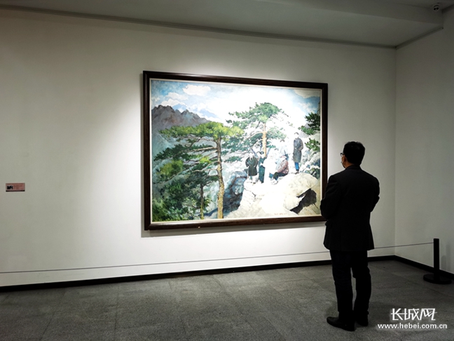 油画爱好者欣赏艺术作品。长城网记者 高羚杳 摄