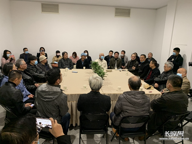 此次巡展的画家家属及相关专家与省会美术界专家学者齐聚一堂。王建 摄