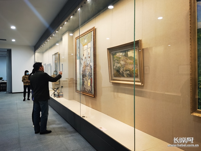 中国艺术研究院油画院——胡昌茕介绍本次展览的内容。长城网记者 高羚杳 摄
